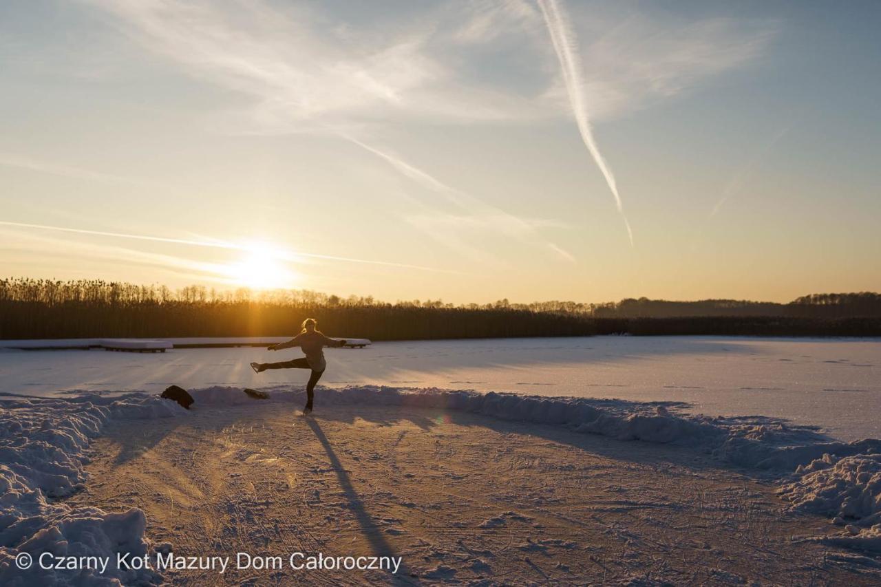 Czarny Kot Mazury Dom Caloroczny Vila Malkinie Exterior foto